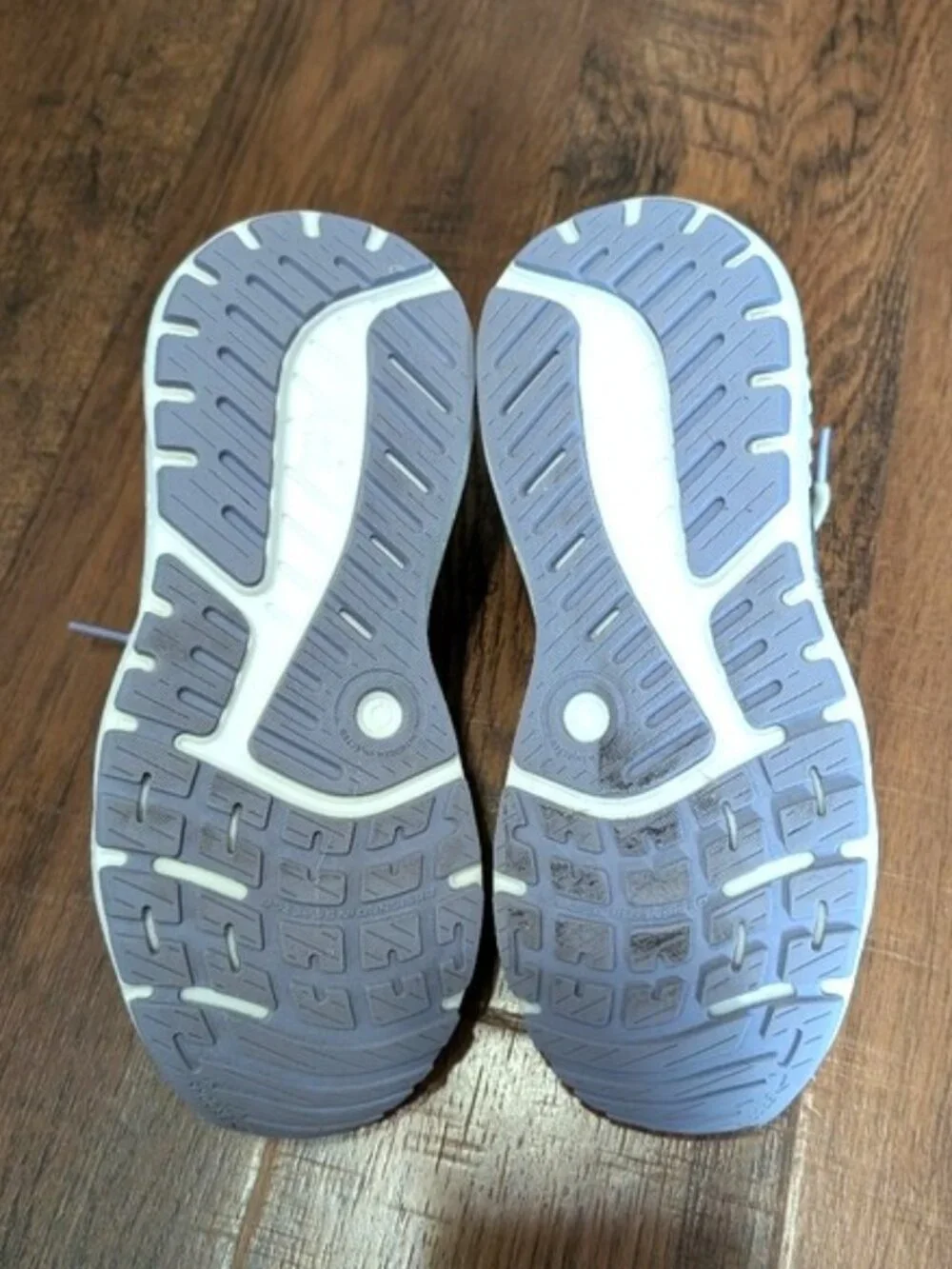 Brooks Ariel GTS 24 - Light Gray and Lilac Women's Running Shoes - 8.5B - EUC